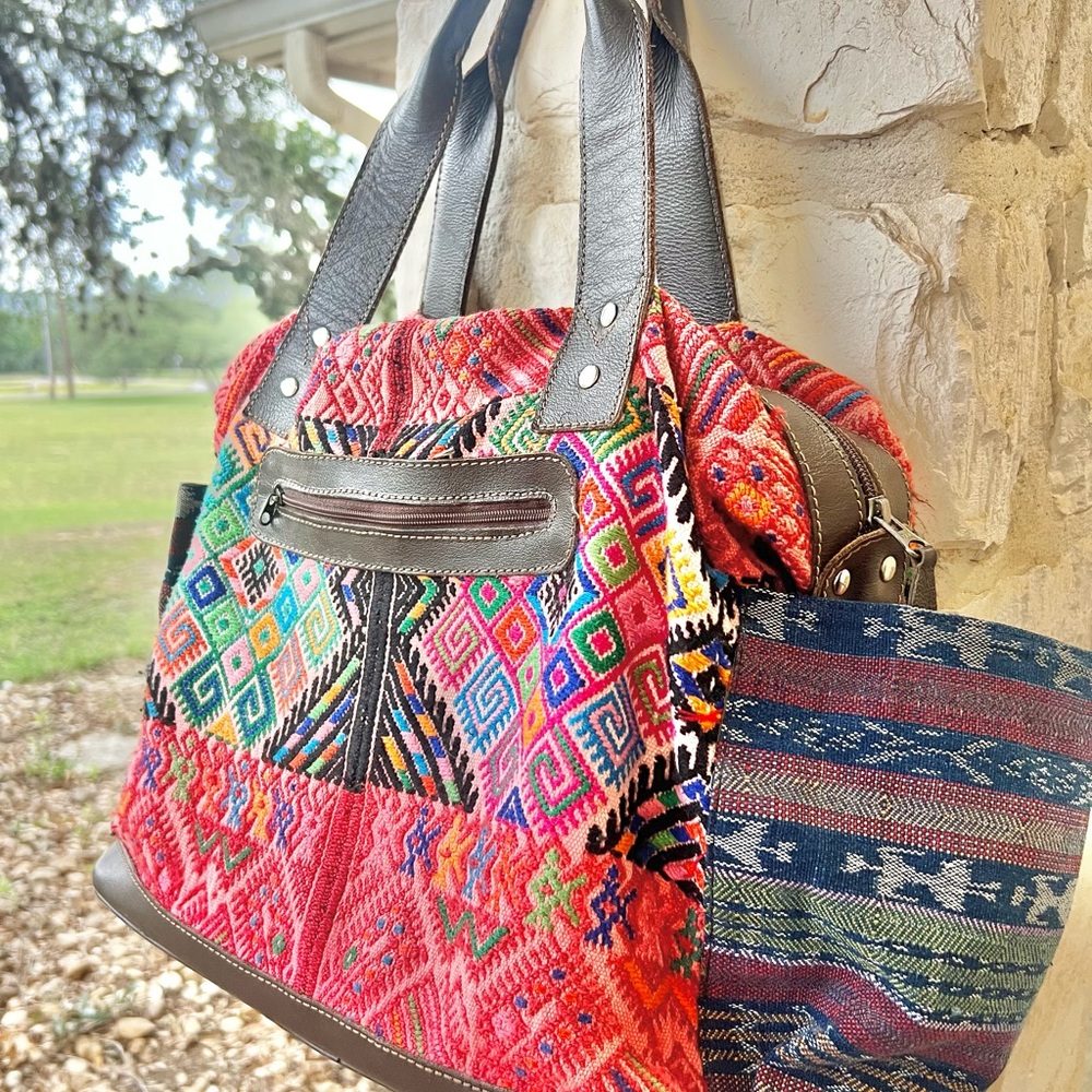 Gorgeous Nena & Co Colorfully Embroidered and Leather Purse/Bag. - Picture 7 of 11